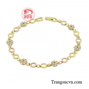 Lắc tay nữ tính thời thượng khiến bao trái tim của phái đẹp phải rung rinh.