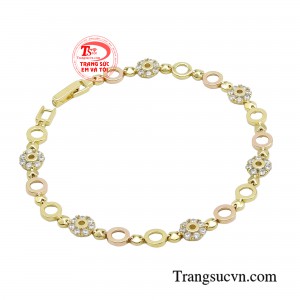Sản phẩm được chế tác từ vàng 18k cùng đôi tay khéo léo của người thợ kim hoàn, đã khắc họa vẻ đẹp quyến rũ và tinh tế cho chiếc lắc tay này.