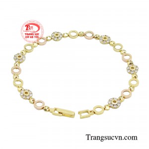 Vẻ lấp lánh tự nhiên từ chất liệu vàng Korea sẽ tô điểm thêm nét sang trọng và quý phái, giúp người đeo tỏa sáng, thu hút từng ánh nhìn.