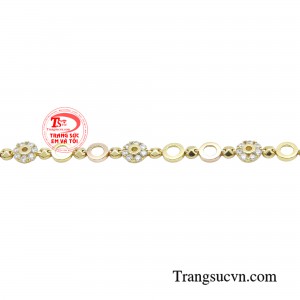 Với kiểu dáng hiện đại, kết đính những chi tiết hoa tinh xảo