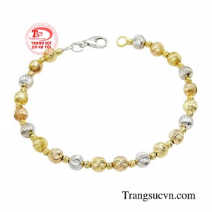 Lắc tay nữ vàng cuốn hút luôn có sức hấp dẫn kỳ lạ, khiến bất kỳ phái đẹp nào cũng phải mê mẩn. 