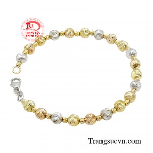 Với thiết kế vòng tay kết hợp các hạt charm vàng óng ánh, nàng có thể tự do phối cùng nhiều phong cách khác nhau, từ duyên dáng, nữ tính đến đẳng cấp, thanh lịch. 