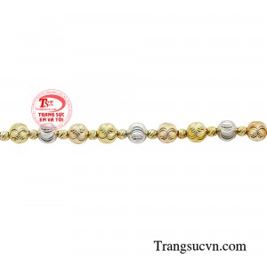 Kiểu dáng tinh giản nhưng sang trọng, sắc vàng cuốn hút cực kỳ nịnh da. 