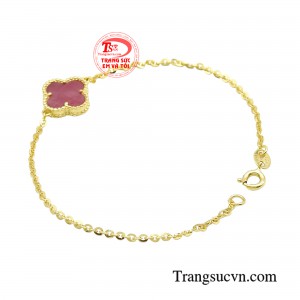 Ánh sáng đỏ rực rỡ tựa như sắc màu của mặt trời.