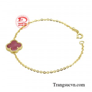 Đá ruby đem đến tiền bạc, vận may vô cùng lớn, trong những cuộc giao thương chúng còn giúp chủ nhân gặt hái được nhiều thành công tốt.