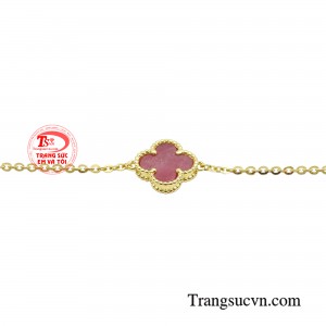 Nhờ thiết kế tối giản nhưng vẫn vô cùng sang trọng, tạo điểm nhấn cho người đeo.
