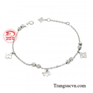 Lắc tay thời trang vàng trắng là món trang sức không thể thiếu làm cho nàng trở nên xinh đẹp, tỏa sáng thu hút mọi ánh nhìn.