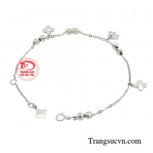 Mang tâm thế kiêu hãnh và mạnh mẽ trên mọi bước đi cùng người phụ nữ, là cảm hứng mãnh liệt được đặt vào phần hồn của mẫu thiết kế.