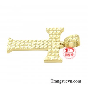 Chiếc mặt dây này mang sức mạnh cuốn hút sử dụng chất liệu vàng 10K.