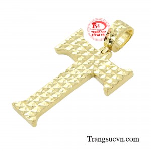 Món phụ kiện này càng thêm giá trị khi được kết hợp cùng dây chuyền vàng tạo thêm phần khỏe khoắn mạnh mẽ, hứa hẹn mang đến cho người đeo một mẫu trang sức ấn tượng.
