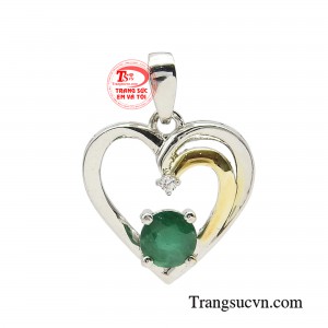 Mặt dây trái tim emerald đẳng cấp khéo léo lồng ghép được đặt chính giữa trái tim giúp viên đá toả sáng một cách tinh tế, diệu kỳ.