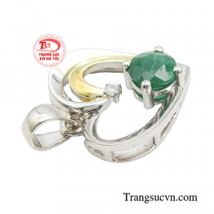 Với vẻ đẹp óng ánh, sở hữu trọn ánh nhìn, một lần nữa chiếc mặt dây đã chứng tỏ sức hút đặc biệt, khẳng định đẳng cấp của chủ nhân.