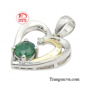 Chiếc mặt dây emerald còn gửi gắm thông điệp tình yêu giúp chủ nhân mở lòng và nuôi dưỡng trái tim yêu thương.