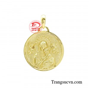 Mặt dây đức mẹ bình an được thiết kế vô cùng tinh tế và tỉ mỉ đến từng chi tiết nhỏ nhằm tôn lên vẻ đẹp sang trọng, thời trang cho người đeo.