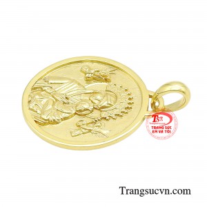 Các nhà chế tác tạo nên chiếc mặt dây với hình ảnh Đức Mẹ Maria mang trái tim nhân hậu và bao dung