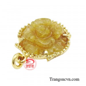 Sự kết hợp hình ảnh của hoa mẫu đơn và chất liệu đá thạch anh tóc vàng tạo nên nét quyến rũ cho người mang chúng.