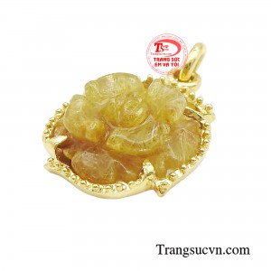 Bao quanh charm vàng với tạo hình cánh hoa sống động.