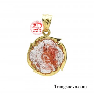 Mặt dây hoa mẫu đơn thạch anh tóc đỏ tỏa ra sức hấp dẫn dịu dàng mà mạnh mẽ, căng tràn sức sống.