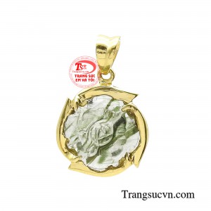 Mặt dây hoa mẫu đơn thạch anh tóc xanh mang màu xanh ngọc sang trọng có chứa những khoáng thể hình sợi kim, khiến người ta hình dung đến những sợi tóc màu xanh.