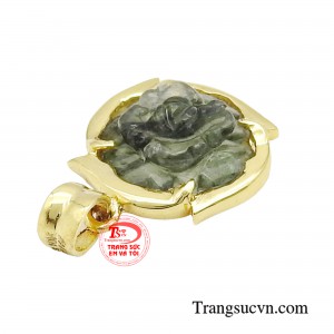 Sự kết hợp của đá thạch anh với hình tượng hoa mẫu đơn được khắc trên đá thạch anh tạo thành chiếc mặt dây đặc biệt có tác dụng tăng sự tự tin, tạo khả năng thích nghi với khó khăn, vượt qua thách thức, tăng cường sinh lực.