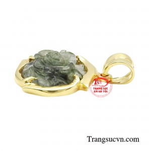 Hãy mang theo chiếc mặt dây thạch anh để mọi việc diễn ra thuận lợi, con đường sự nghiệp tăng tiến.