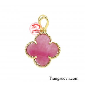 Mặt dây ruby may mắn là biểu tượng của may mắn, thành công và hạnh phúc.