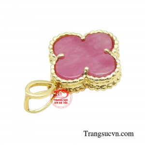 Giống như lá bùa hộ mệnh mang bên mình, Ruby bảo vệ bạn, mang lại những điều tốt lành, may mắn. 