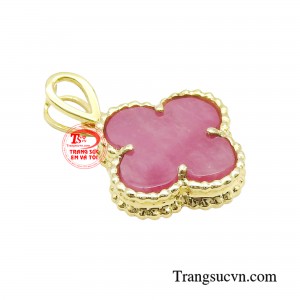 Sử dụng Mặt dây chuyền nữ đá ruby chính là món quà tặng vô giá được tạo ra nhằm tôn vinh vẻ đẹp cao quý, sang trọng cho người phụ nữ.