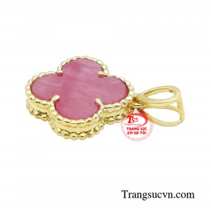 Chính vì vậy, sắc đỏ sẫm như ánh lửa của đá Ruby chính là màu sắc đại diện cho những quý cô mệnh Hỏa.