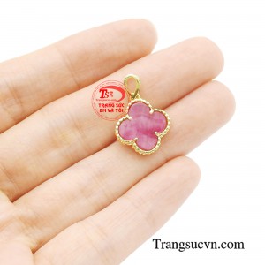 Màu đỏ của đá Ruby cũng là màu tương sinh, mang đến vận may cho cuộc sống của những cô nàng mệnh Thổ.