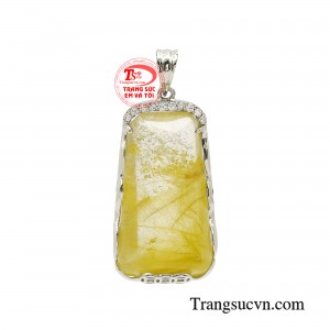 Mặt dây thạch anh tóc bọc vàng tài lộc luôn được xếp vào hàng những loại đá quý được ưa chuộng bởi vẻ đẹp sang trọng và lợi ích cả về thể chất lẫn tinh thần cho người sở hữu chúng.