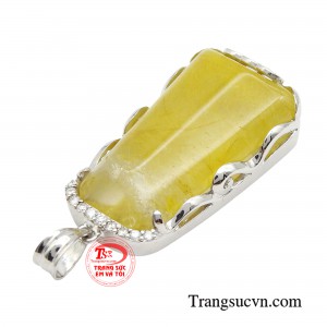 Thạch anh tóc vàng được coi là loại đá vừa đẹp lại mang năng lượng lớn, được sử dụng nhiều trong chiêu tài lộc nên được giới doanh nhân phương Đông luôn coi trọng và mang theo bên mình.