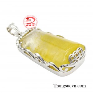 Mặt dây thạch anh tóc được sử dụng như bùa hộ mệnh may mắn, nhằm tránh sự xâm hại của tà pháp và thu hút năng lượng tích cực. 