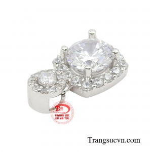 Được chế tác từ vàng trắng 18K kết hợp những viên đá CZ chất lượng sở hữu giác cắt hoàn hảo