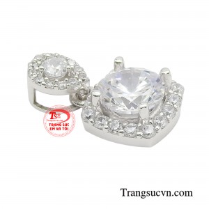 Chiếc mặt dây chính là món nữ trang tôn vinh vẻ đẹp độc đáo và cổ vũ phụ nữ hãy thể hiện những gì họ vốn có: rực rỡ, tự do, gợi cảm, lấp lánh và hơn thế nữa.