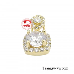 Lấy cảm hứng từ vẻ đẹp lãng mạn kết hợp với nghệ thuật đương đại, chiếc mặt dây đã vượt qua khỏi giới hạn của cái đẹp truyền thống, mang đến hơi thở của thời đại mới. 