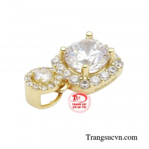 Tô điểm cho từng góc cạnh là những viên đá cz rực rỡ, thông qua đó vẻ đẹp của nàng được khai phá và tôn vinh một cách tinh tế nhất. 