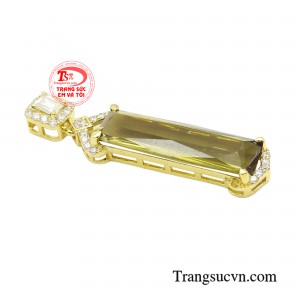 Sản phẩm được chế tạo từ chất liệu vàng 14k cao cấp và đá tourmaline tinh khiết, tạo nên một tổng thể sang trọng và tinh tế. 