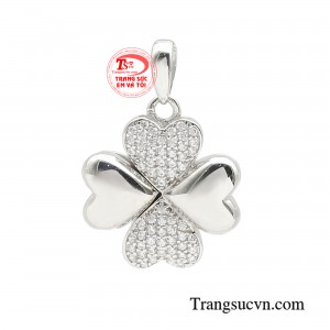Mặt dây vàng trắng may mắn mang trong mình biểu tượng độc đáo của cỏ 4 lá