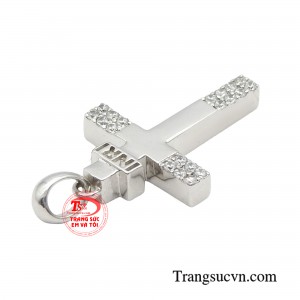 Được thiết kế từ vàng trắng 10k chiếc mặt dây không chỉ khiến cho người đeo trở nên nổi bật trong đám đông mà còn giúp người đeo toát lên được khí chất thanh lịch, sang trọng.