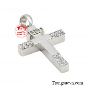 Vẫn trung thành với thiết kế trang nhã cổ điển trước đó nhưng giờ đây mặt dây chuyền đã được cách tân hiện đại hơn đính kết đá cz tỉ mỉ vô cùng ấn tượng.