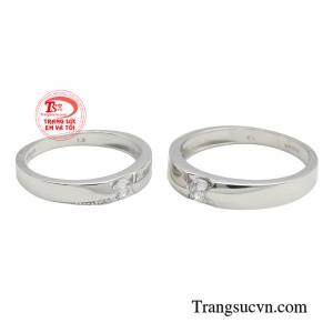 Cặp nhẫn cưới vàng trắng với thiết kế tượng trưng cho sự gắn kết bền chặt của tình yêu đôi lứa sẽ là chân ái dành cho đôi bạn.