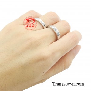 Nhẫn nam đơn giản cùng viên chủ duy nhất, như điểm tựa vững chắc dành riêng cho nàng.