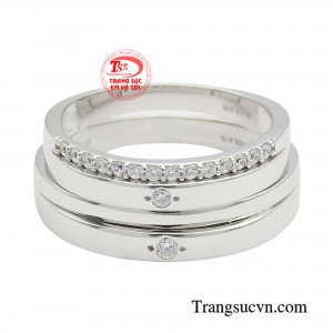 Cặp nhẫn cưới vàng trắng gây ấn tượng nhờ vào sự thể hiện tỉ mỉ trong từng chi tiết của người nghệ nhân.