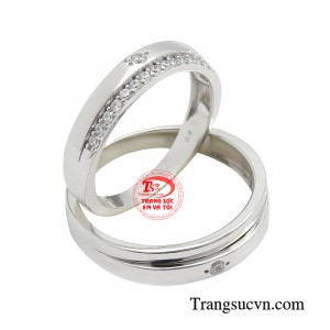 Nhẫn nam mạnh mẽ với đai nhẫn trơn sáng bóng, nhẫn nữ được tô điểm thêm nét yêu kiều, dịu dàng với hàng đá tấm lấp lánh. 
