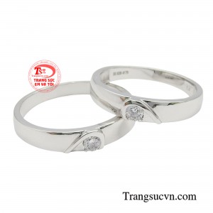 Nhẫn cưới trái tim vàng trắng gắn kết tuy sở hữu đai trơn đơn giản, cặp nhẫn cưới vàng trắng vẫn cực kỳ thu hút với viên đá chủ cùng 2 nửa mảnh ghép trái tim. 