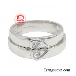 Nếu các cặp đôi đang tìm kiếm một thiết kế nhẫn cưới vàng trắng đơn giản, thanh lịch có vẻ đẹp hiện đại vượt thời gian, thì đây hoàn toàn là sự lựa chọn hoàn hảo.