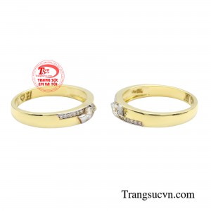 Đồng thời đây cũng là bước ngoặt trong đời, khi trao cho nhau đôi nhẫn cưới thì cặp uyên ương đã chính thức trở thành vợ chồng, nguyện ở bên cạnh nhau dù giàu sang hay nghèo khó, khỏa mạnh hay ốm đau bệnh tật.