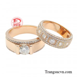 hẫn cưới vàng hồng hoàng gia lấy trọn cảm hứng từ một câu chuyện tình yêu đầy mê hoặc và lãng mạn của các cặp đôi yêu nhau. 