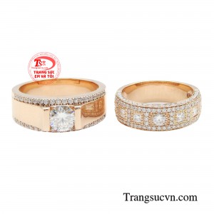 Các chi tiết tinh xảo và thiết kế đặc biệt trên cặp nhẫn mang trong đó thông điệp về tình yêu mãnh liệt